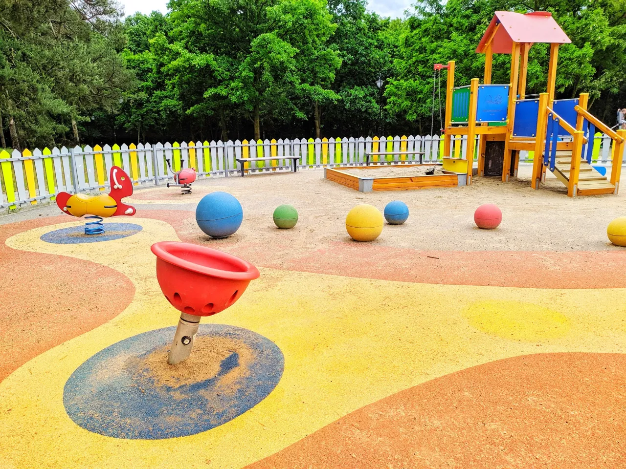 Kolorowy plac zabaw z huśtawkami, zjeżdżalnią i piaskownicą. Wspaniałe atrakcje dla dzieci w Brzegu czekają na małych odkrywców!