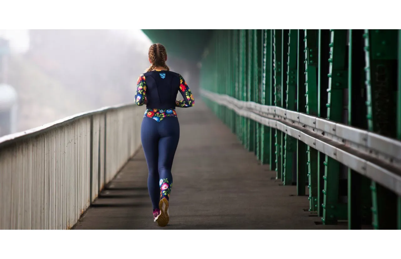 osoba wykonująca trening aerobowy na zewnątrz