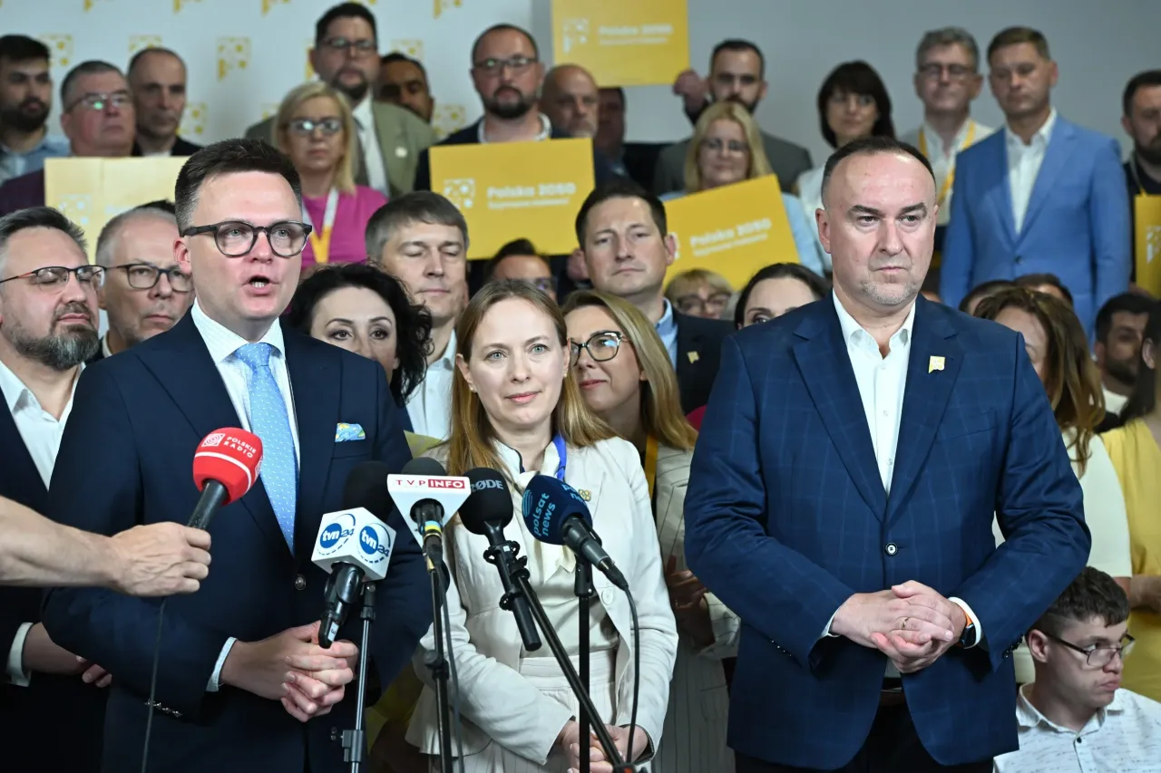 Politycy przed mikrofonami. Czy to ukryte przyczyny odejścia Michała Kobosko z koalicji i oskarżenia o dyktaturę?