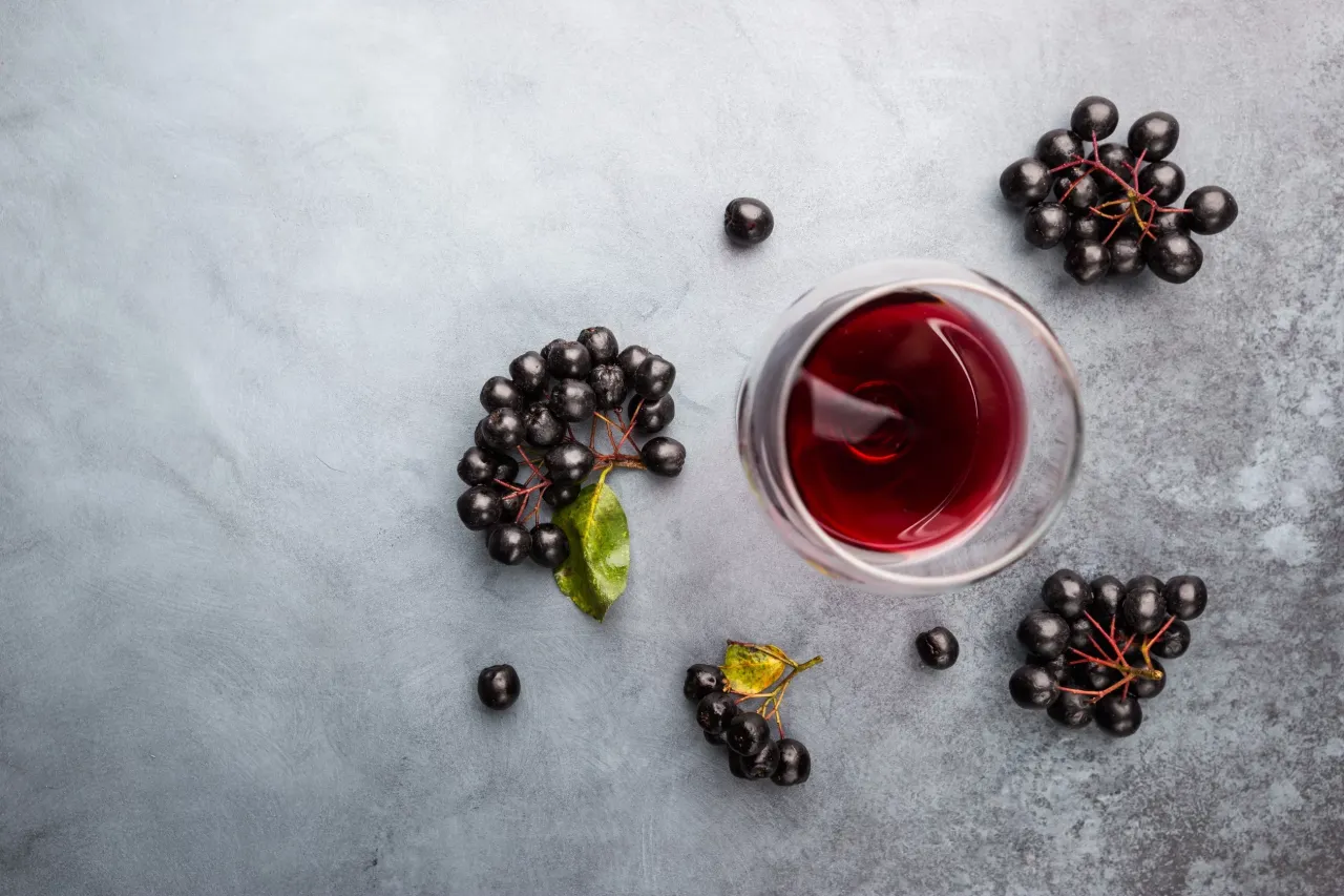 drink z nalewką z aronii i sokiem