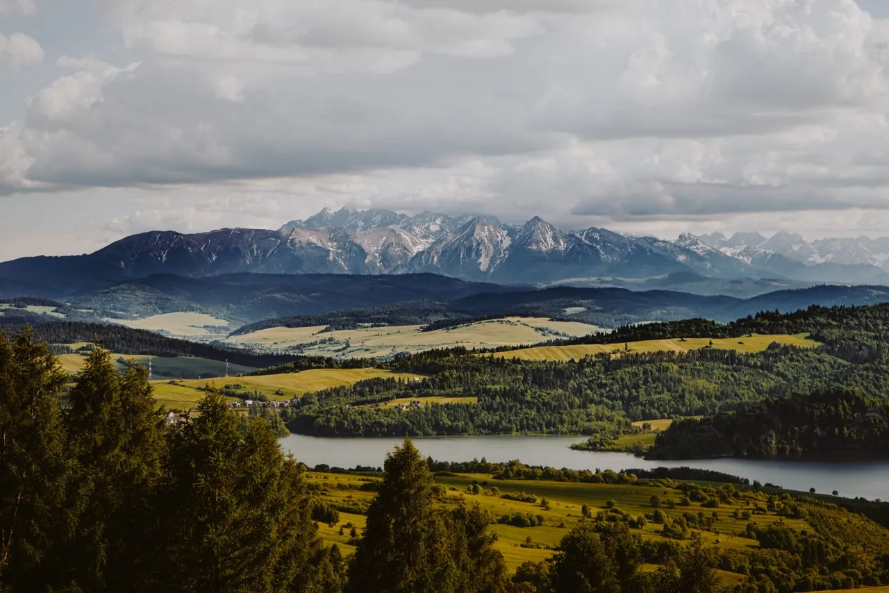 Malownicze polskie g&oacute;ry, idealne na letnie wędr&oacute;wki. Jezioro, lasy i skaliste szczyty tworzą zapierający dech w piersiach krajobraz.