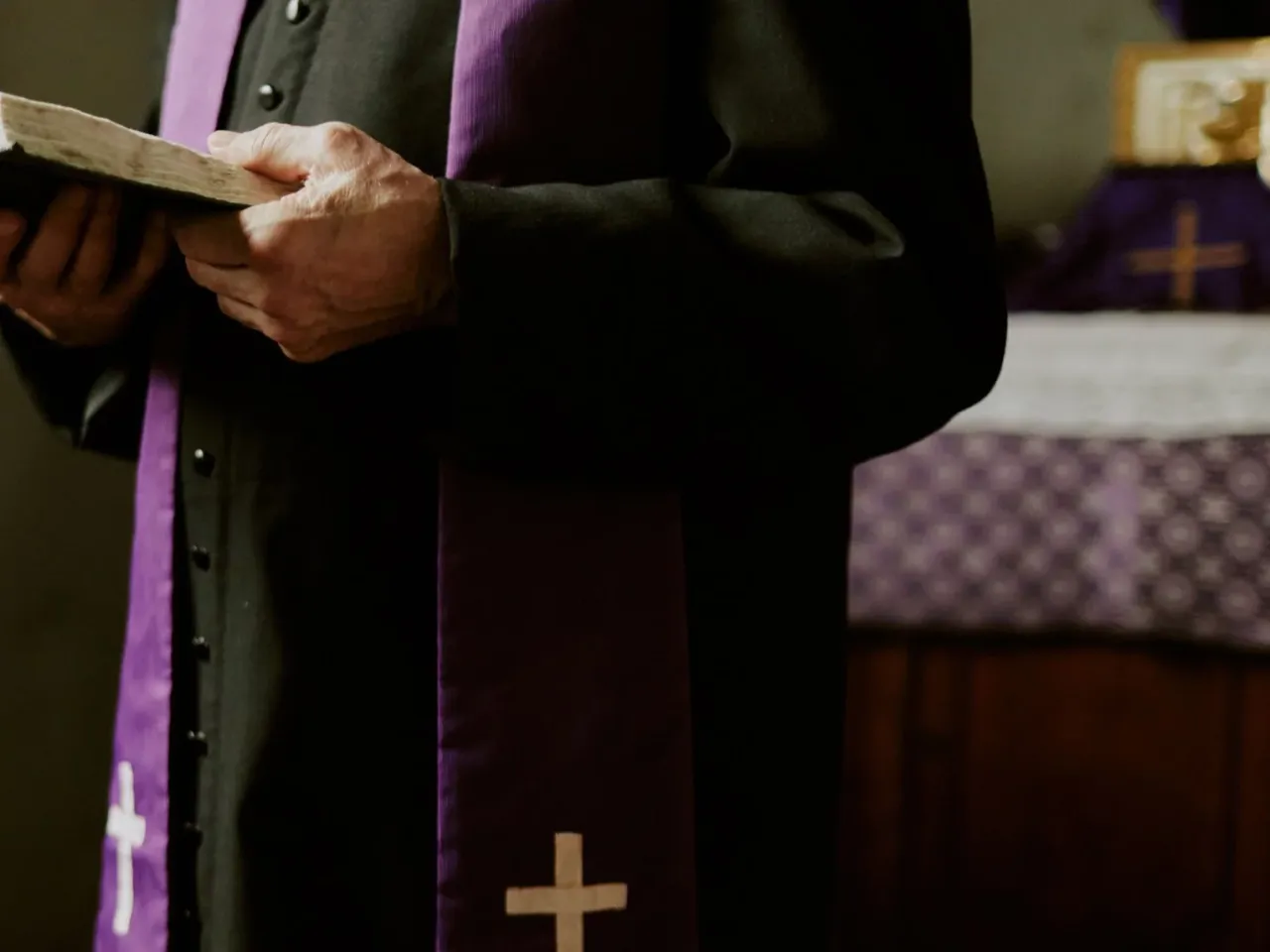 para młoda rozmawiająca z księdzem w kancelarii parafialnej