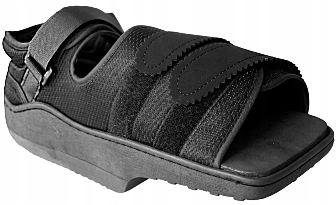 Specjalistyczne buty po operacji haluksa, z regulowanymi rzepami, zapewniające komfort i wsparcie.