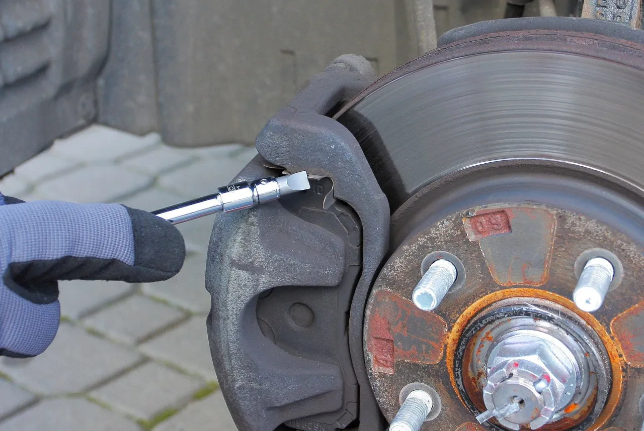 koszt wymiany klocków hamulcowych infografika