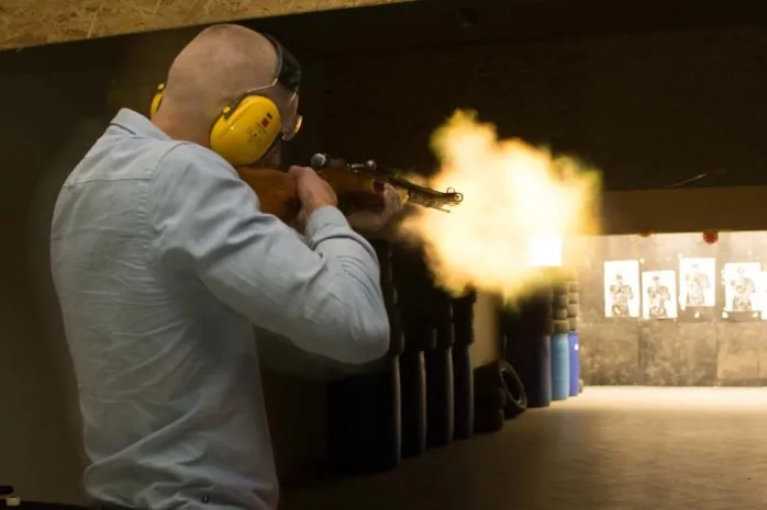 osoba na strzelnicy z bronią sportową, sprzęt strzelecki