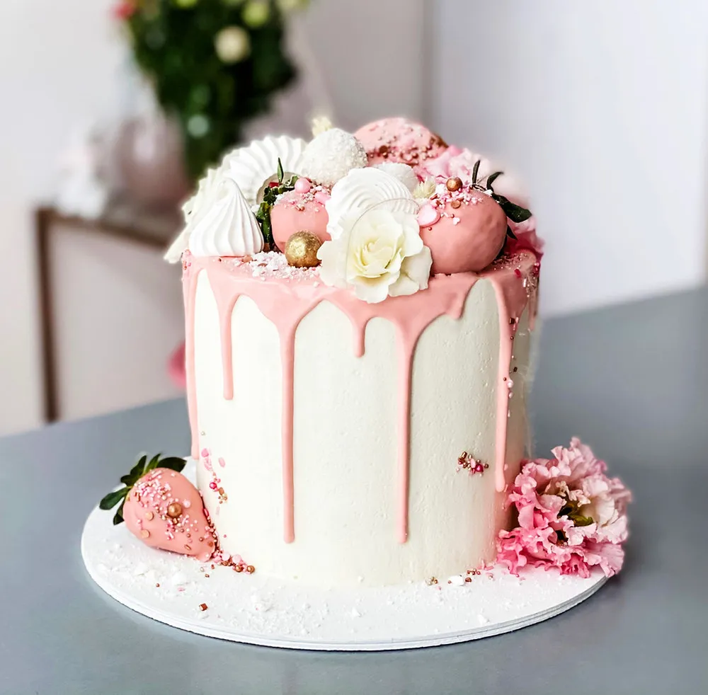 Dekoracja tortu drip cake