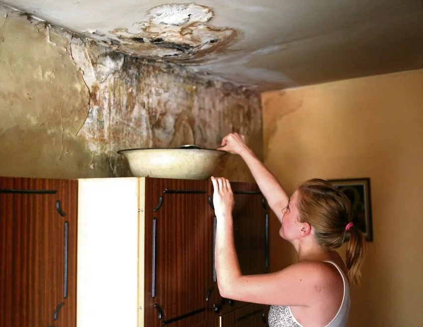 przeciekający dach w kamienicy