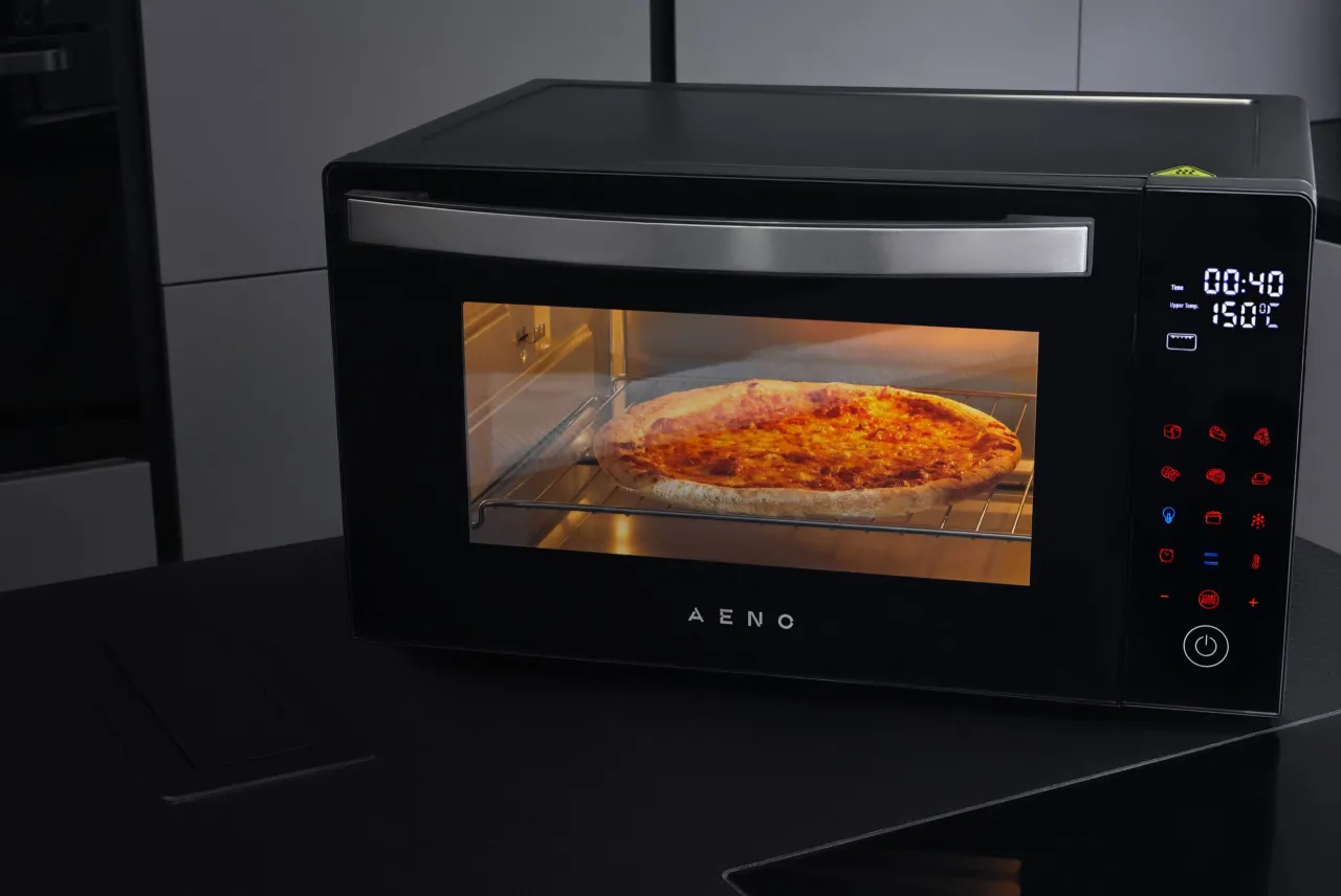 pizza casera reci&eacute;n horneada en un horno dom&eacute;stico