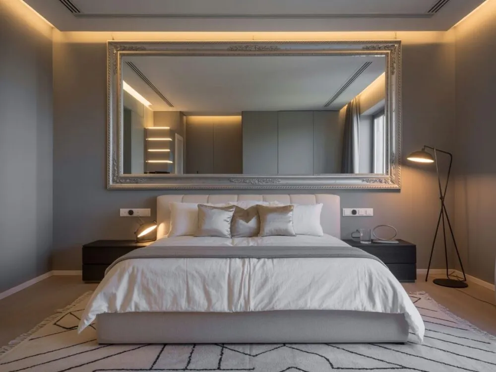 sypialnia z lustrem na suficie inspiracje
