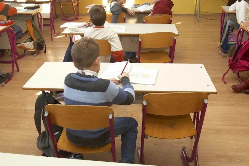 Uczeń przeglądający sprawdzian z nauczycielem