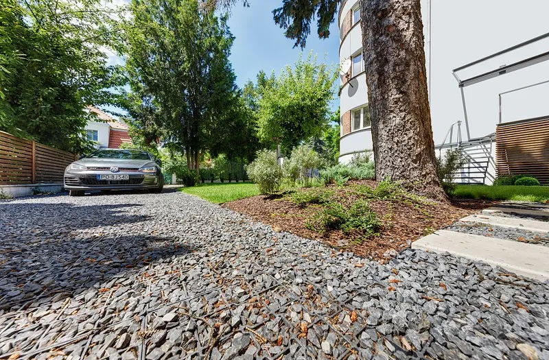 podjazd ze żwiru z geokratą