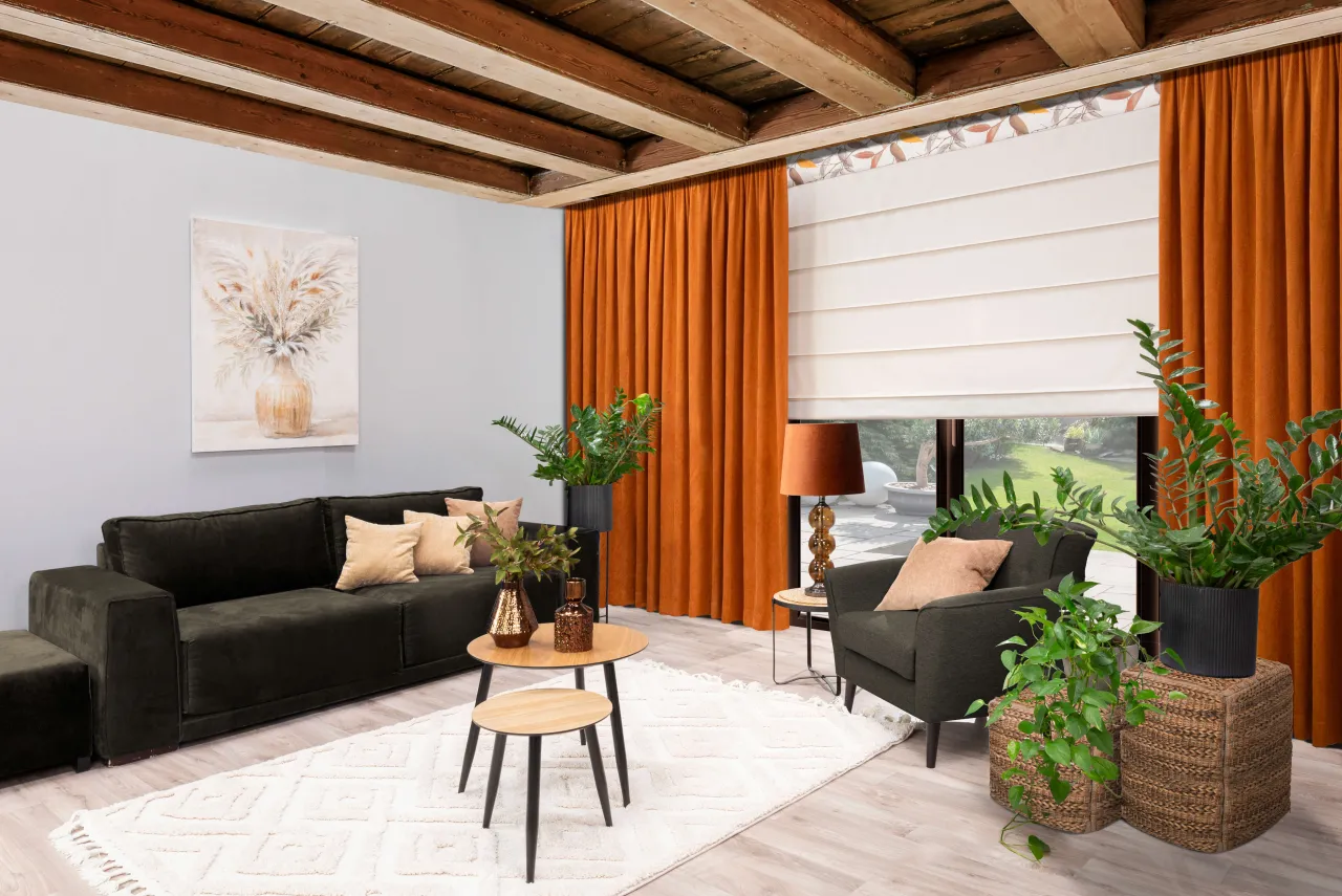 salon z lamelami sufitowymi i drewnianymi belkami