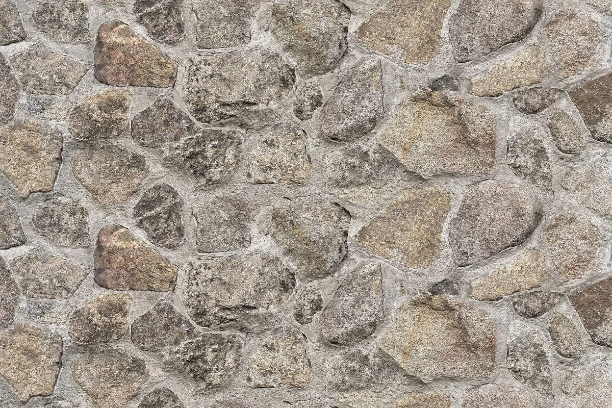Tekstura ściany z kamienia ozdobnego. Dowiedz się, czym wyczyścić kamień dekoracyjny, by zachował swój naturalny urok.