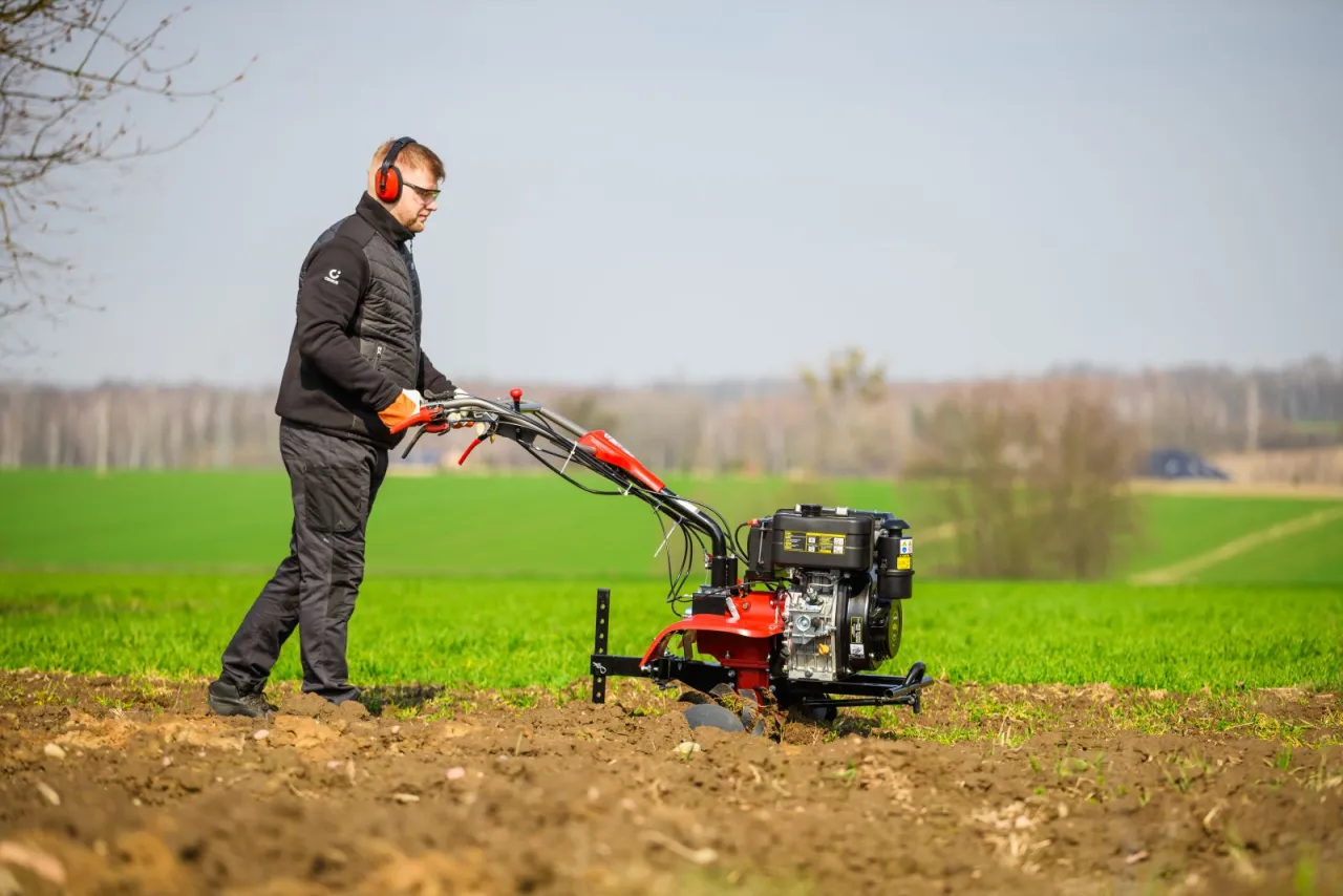 używanie glebogryzarki elektrycznej