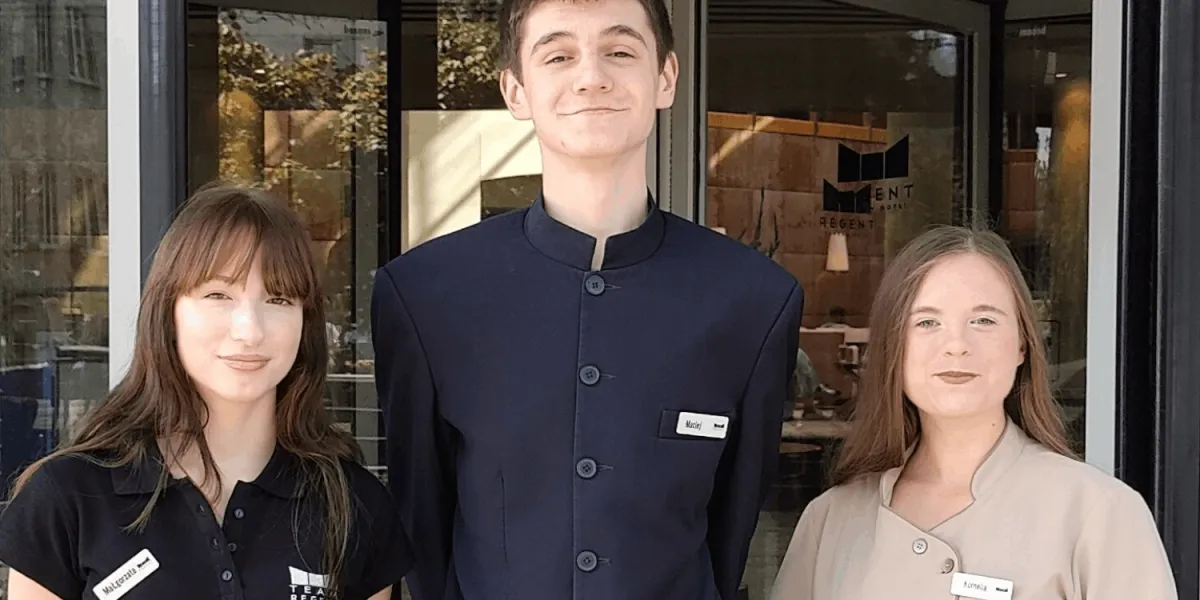 Młodzi ludzie w hostelu poznają się