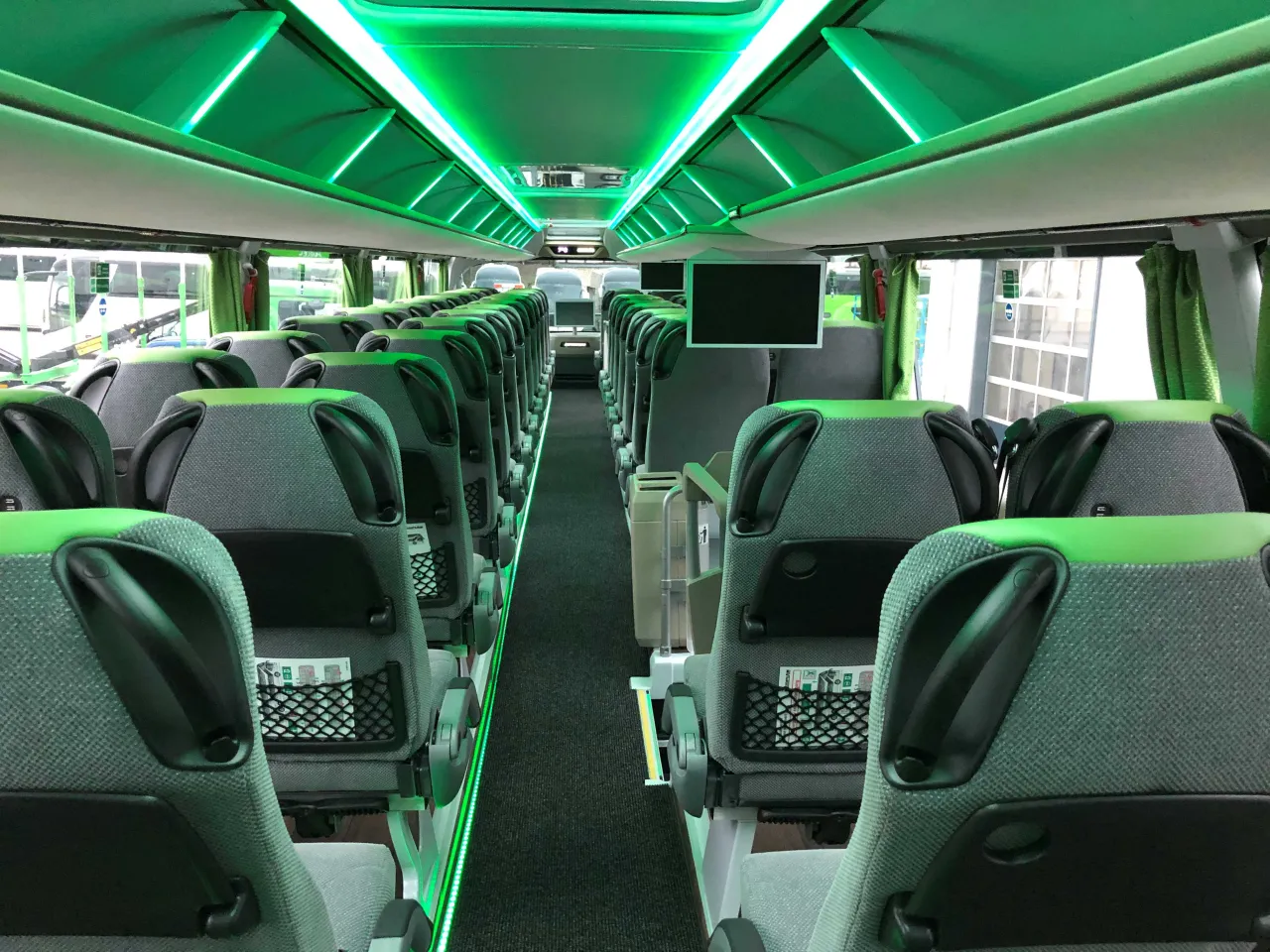 wnętrze nowoczesnego autobusu dalekobieżnego flixbus