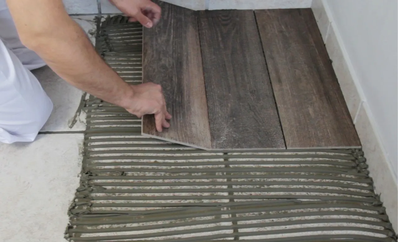 Układanie płytek na starych płytkach - przed i po