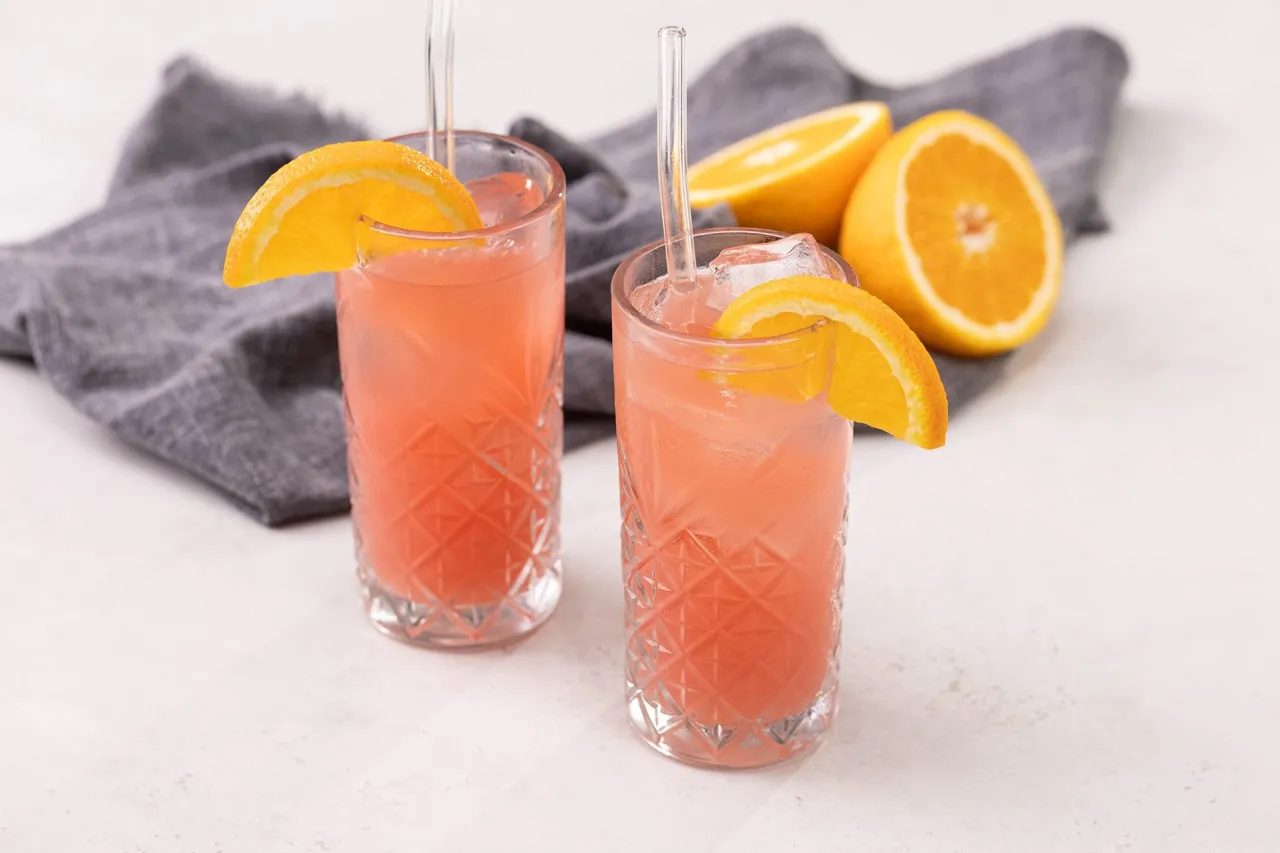 Sex on the Beach cocktail finito con guarnizione