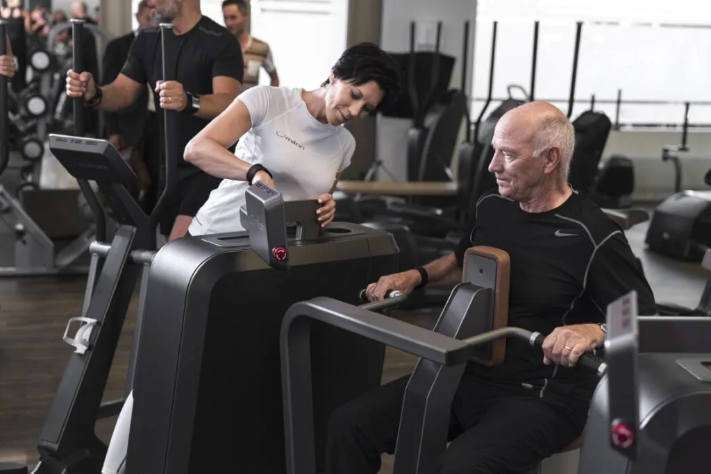 Pacjent wykonujący ćwiczenia przedoperacyjne, prehabilitacja