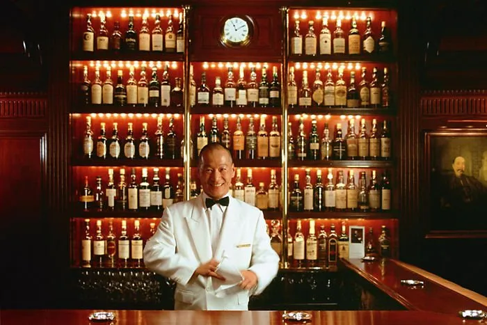 Banknoty i monety na barze z ręką barmana