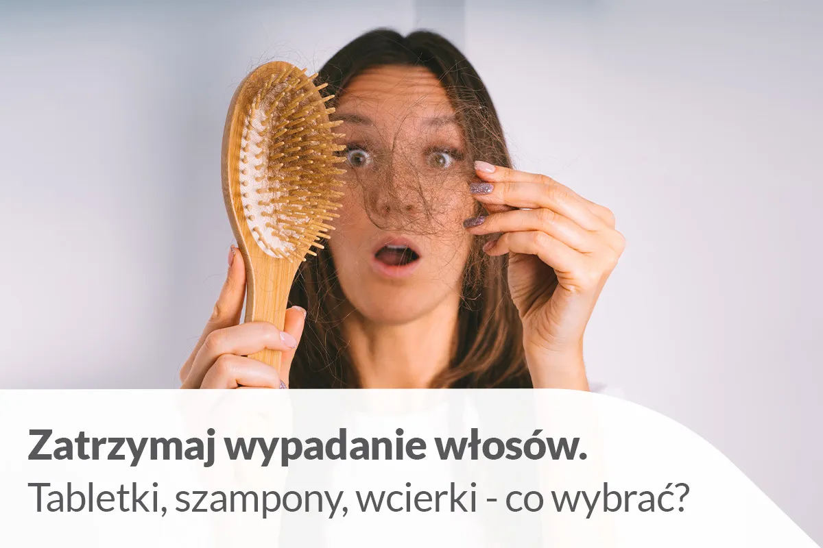 Kobieta sprawdzająca ilość włos&oacute;w na szczotce