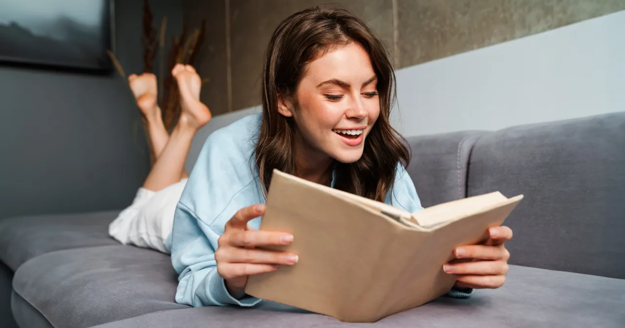 osoba czytająca książkę z zamyśleniem, rozwój osobisty przez czytanie, kompetencje czytelnicze