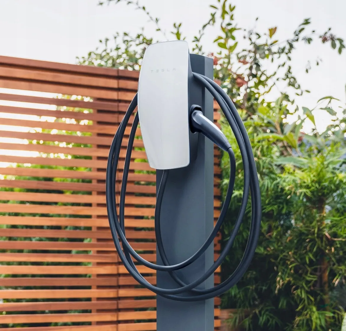 Ładowarka Tesla Wall Connector w garażu