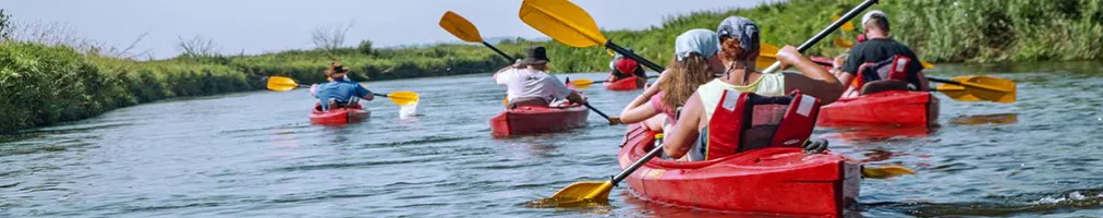 spływ kajakowy jednodniowy vs wielodniowy ekwipunek