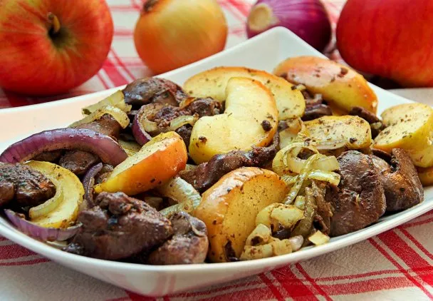 wątróbka z jabłkiem i majerankiem