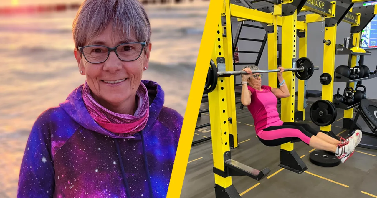 osoba ćwicząca na macie z uśmiechem