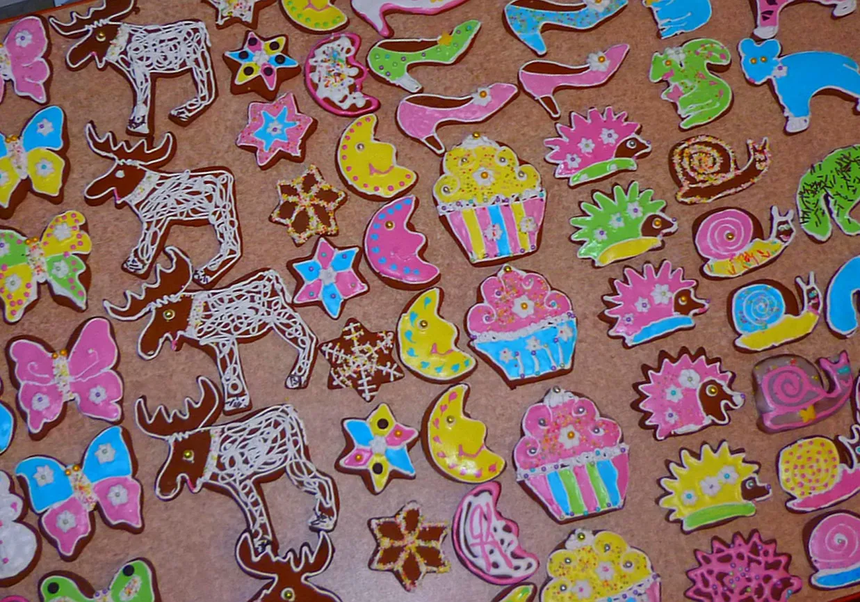 pięknie udekorowane ciasteczka świąteczne lukrem królewskim