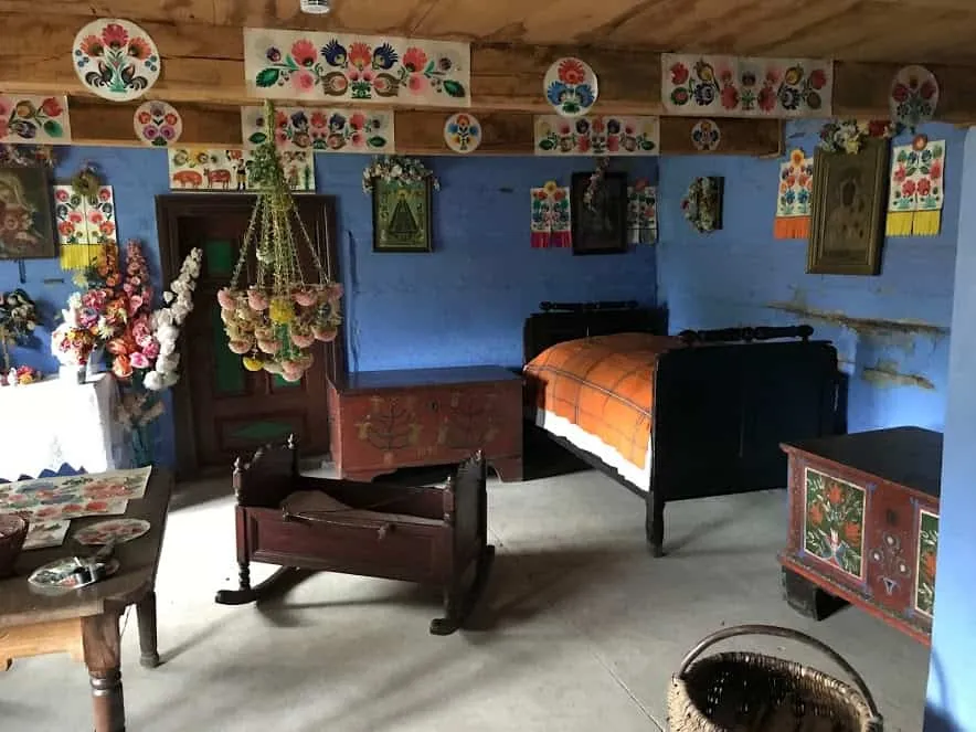 wnętrza chaty łowickiej skansen maurzyce