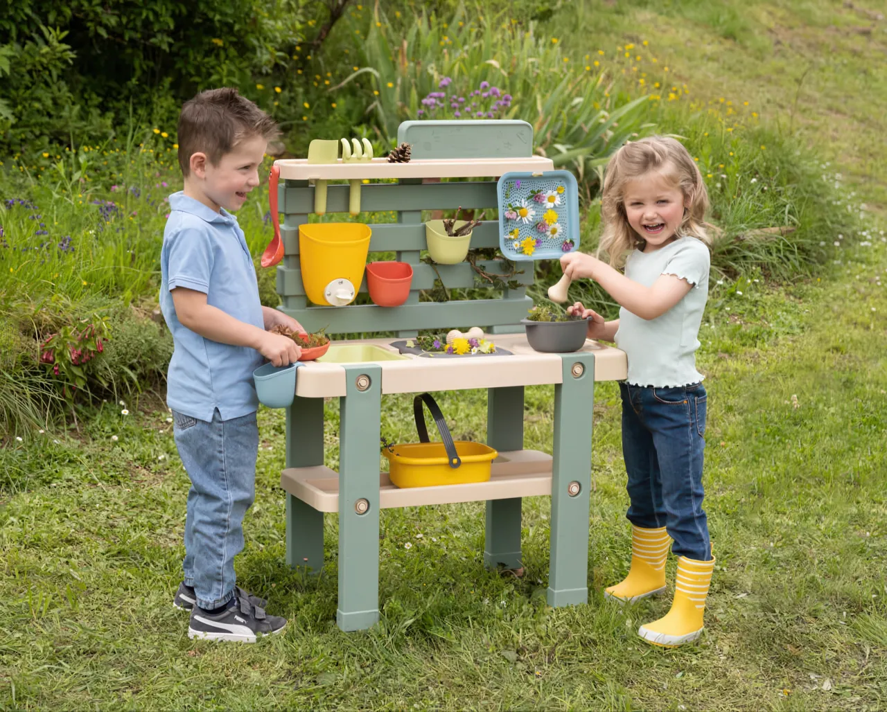 dziecko bawi się w kuchni błotnej