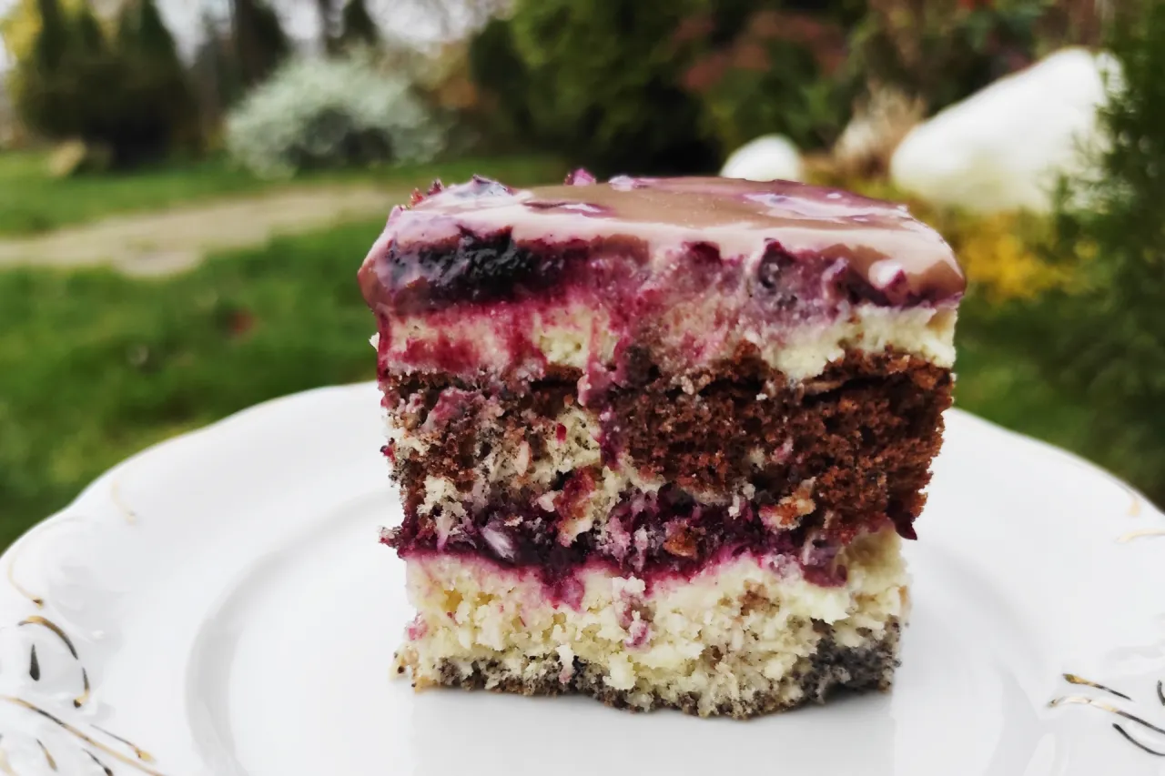 ciasto pomazaniec popapraniec gotowe przekrojone