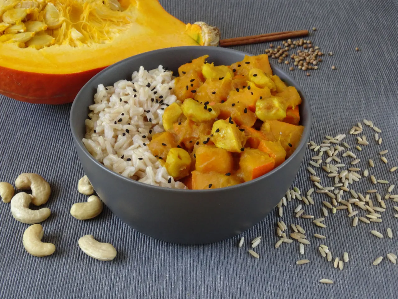 składniki do zagęszczania curry: jogurt, orzechy nerkowca, mleczko kokosowe