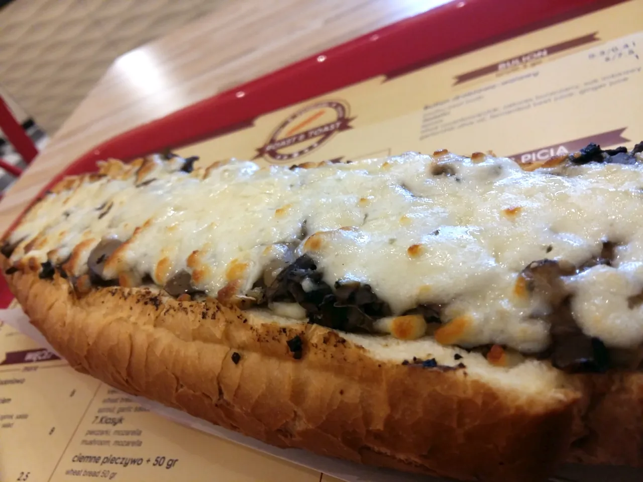 Zapiekanka z pieczarkami i serem, idealna na szybki lunch. Szukasz gdzie dobrze i tanio zjeść w Krakowie? Ten blog podpowie!