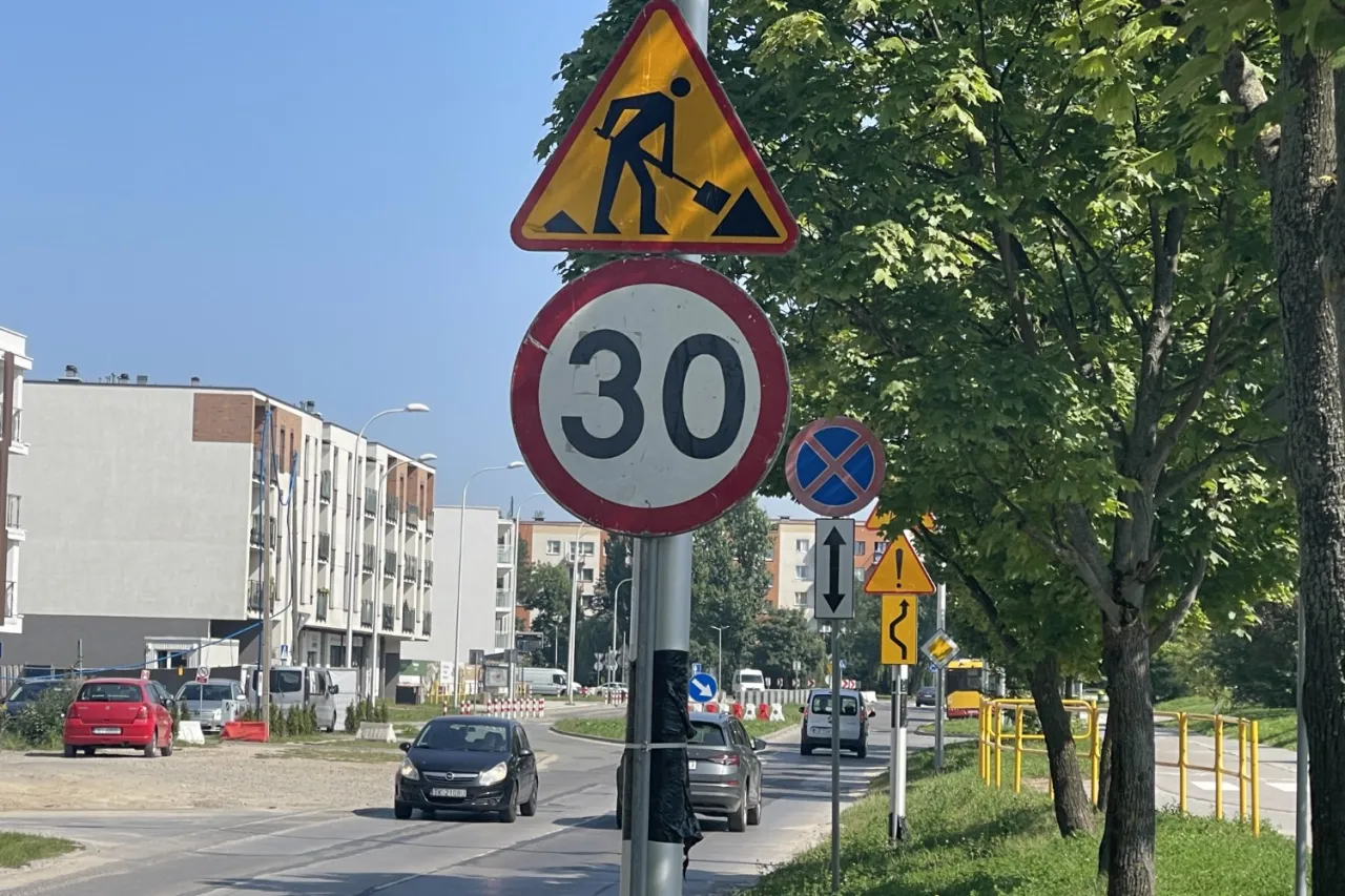 Procedura ustawiania znaków drogowych na osiedlu