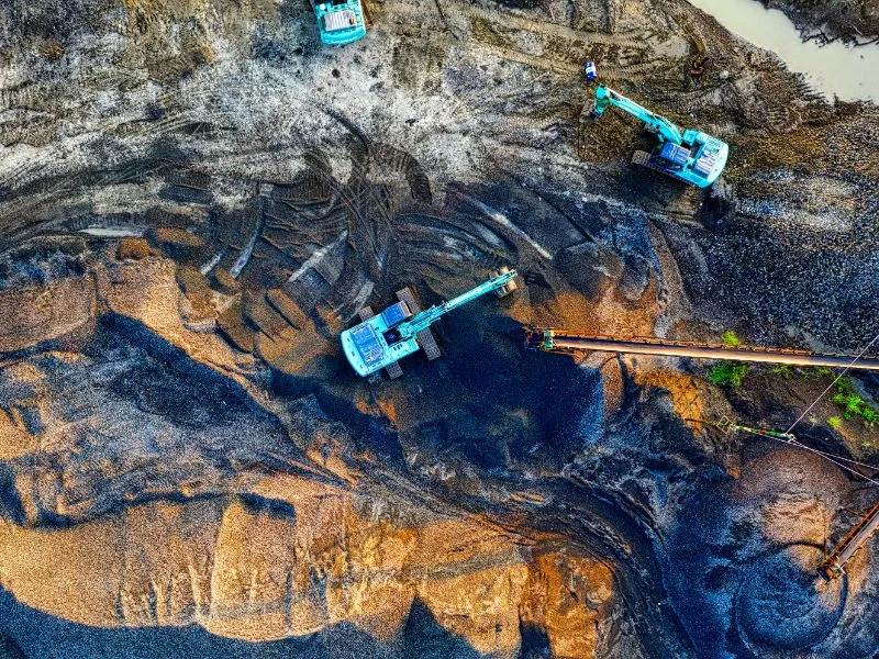 różne typy koparek na placu budowy