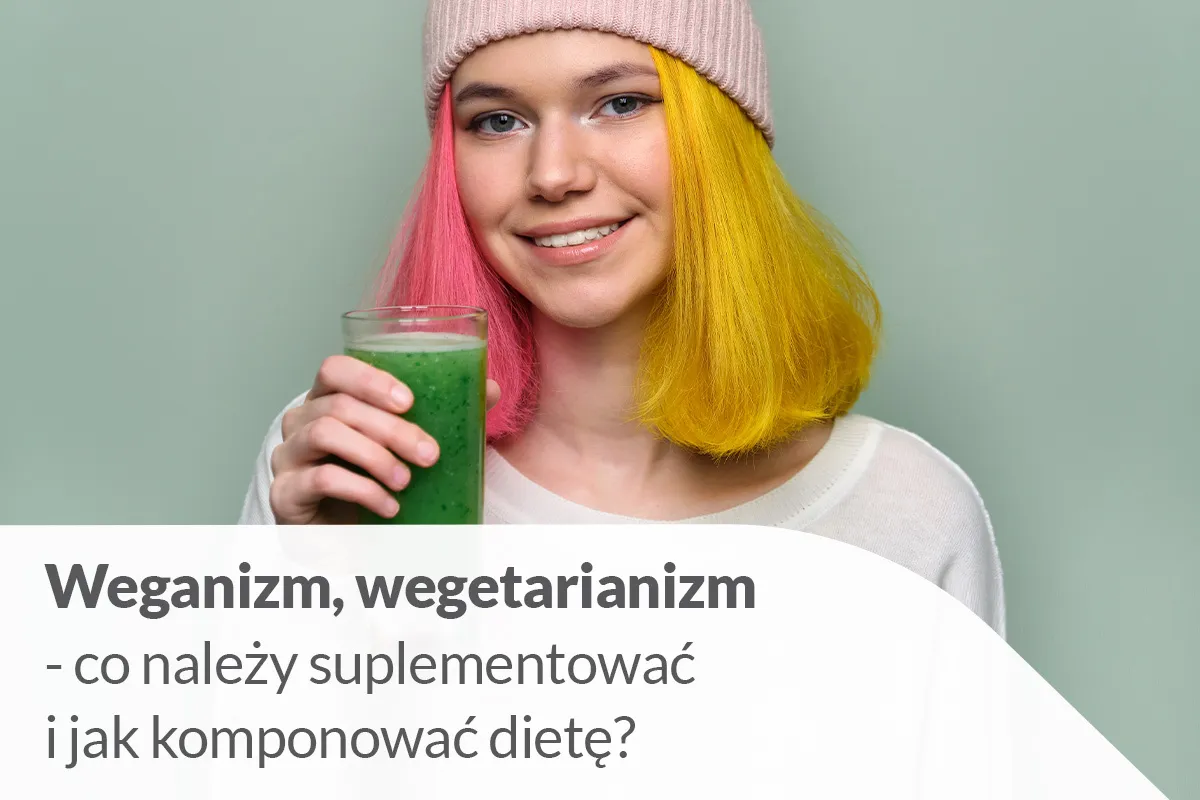 Uśmiechnięta dziewczyna z kolorowymi włosami trzyma zielony koktajl, zastanawiając się, czym się r&oacute;żni dieta wegańska od wegetariańskiej.