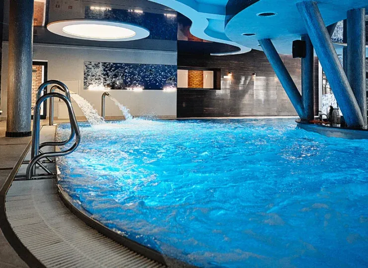 hotelowy basen luksusowy, czysty, z leżakami