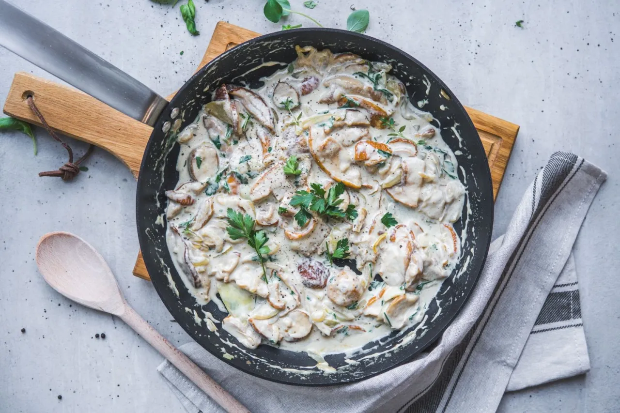 Sos grzybowy bez śmietany w miseczce