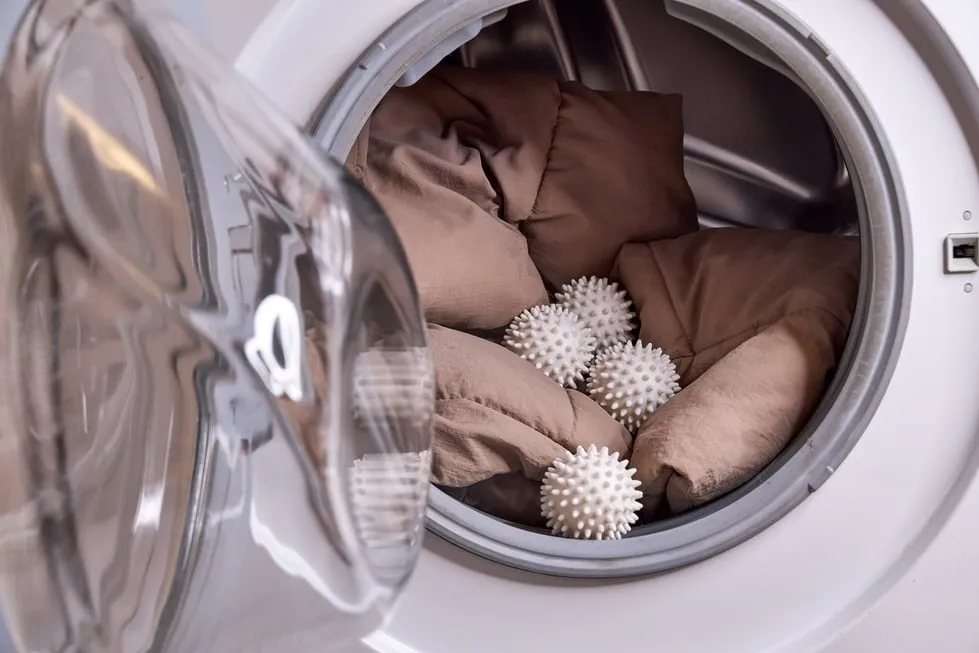 suszenie kurtki zimowej z piłeczkami w suszarce