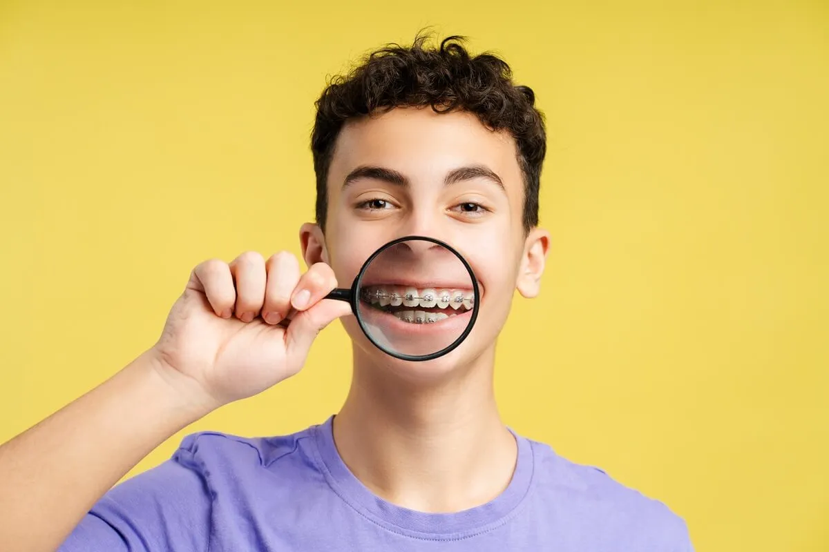 uszkodzony aparat ortodontyczny jedzenie