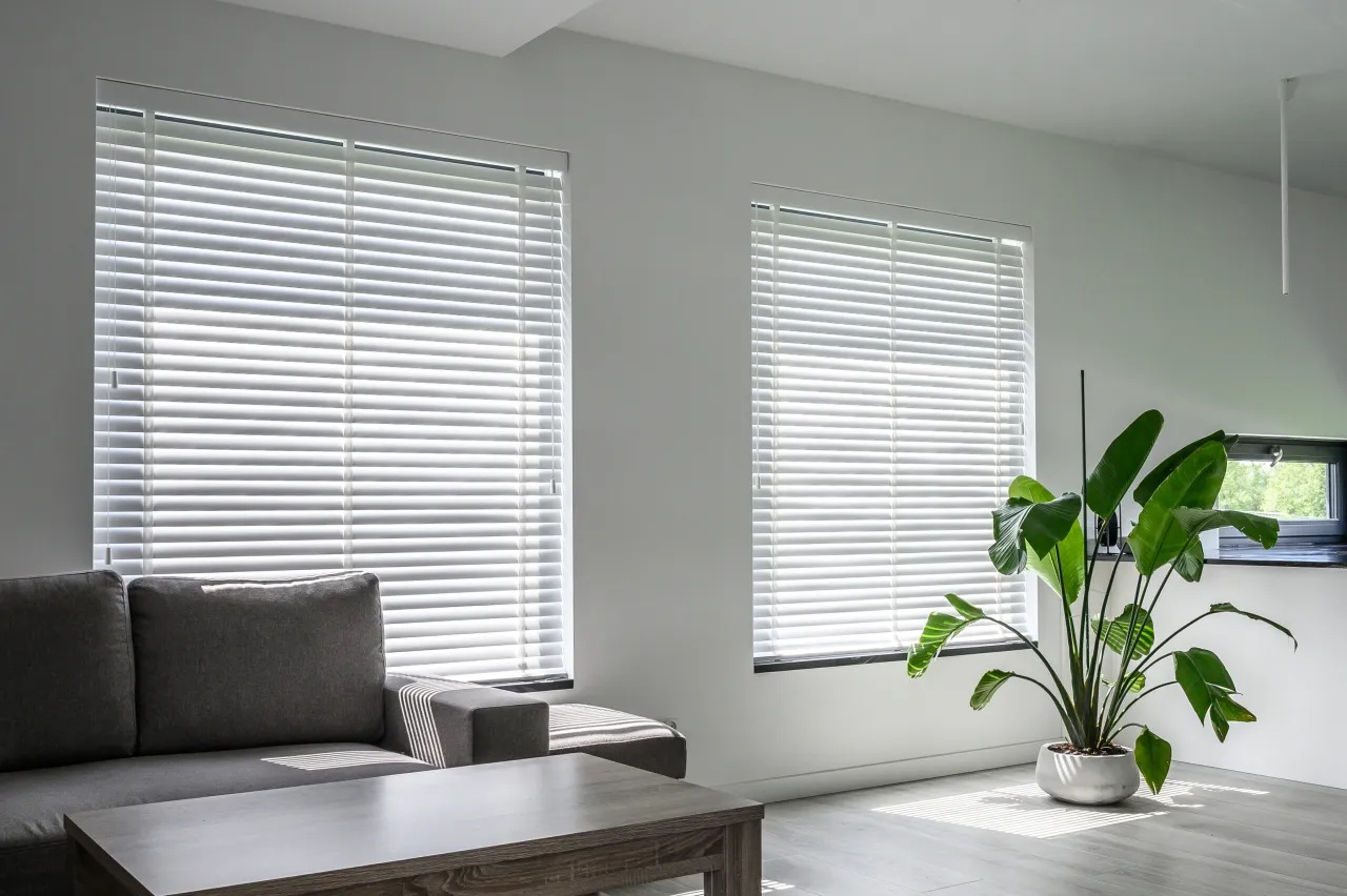 żaluzje drewniane salon inspiracje