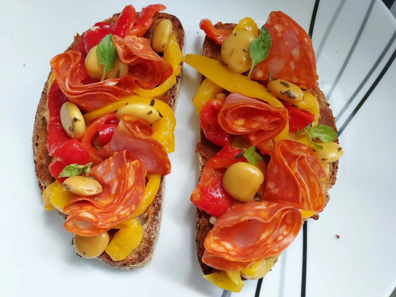 plat avec poivrons grill&eacute;s antipasti bruschetta