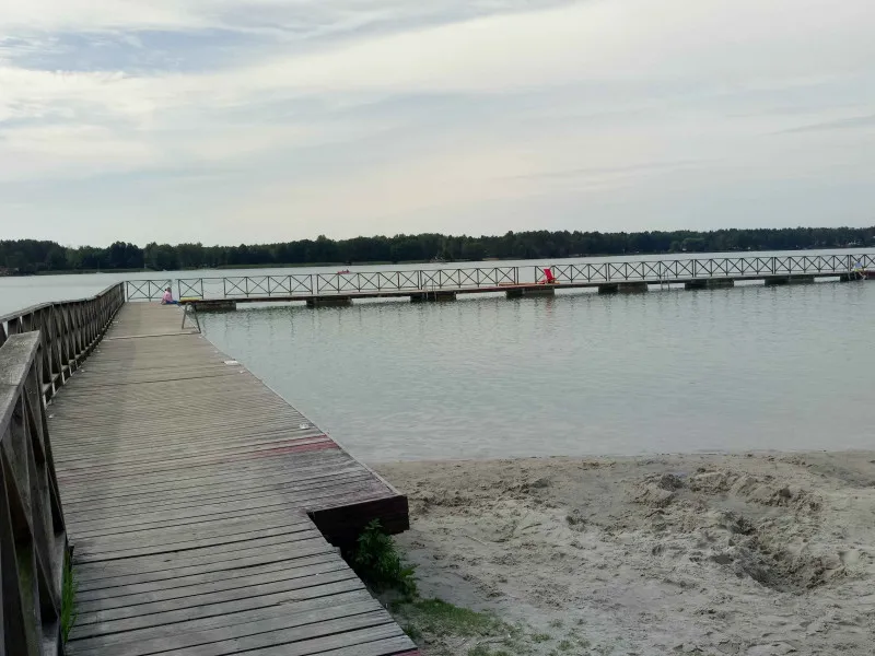 Jezioro Białe Okuninka plaża pomost