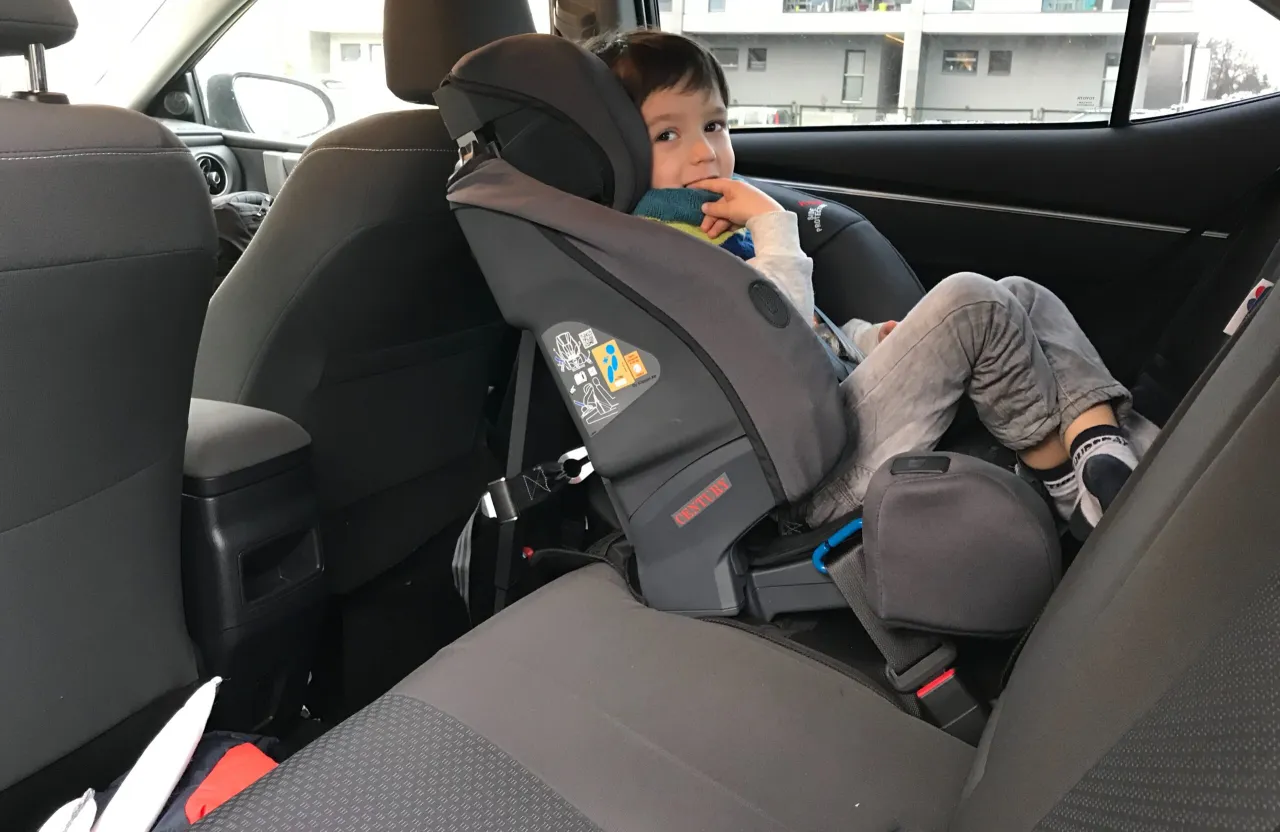 dziecko w foteliku RWF tyłem do kierunku jazdy