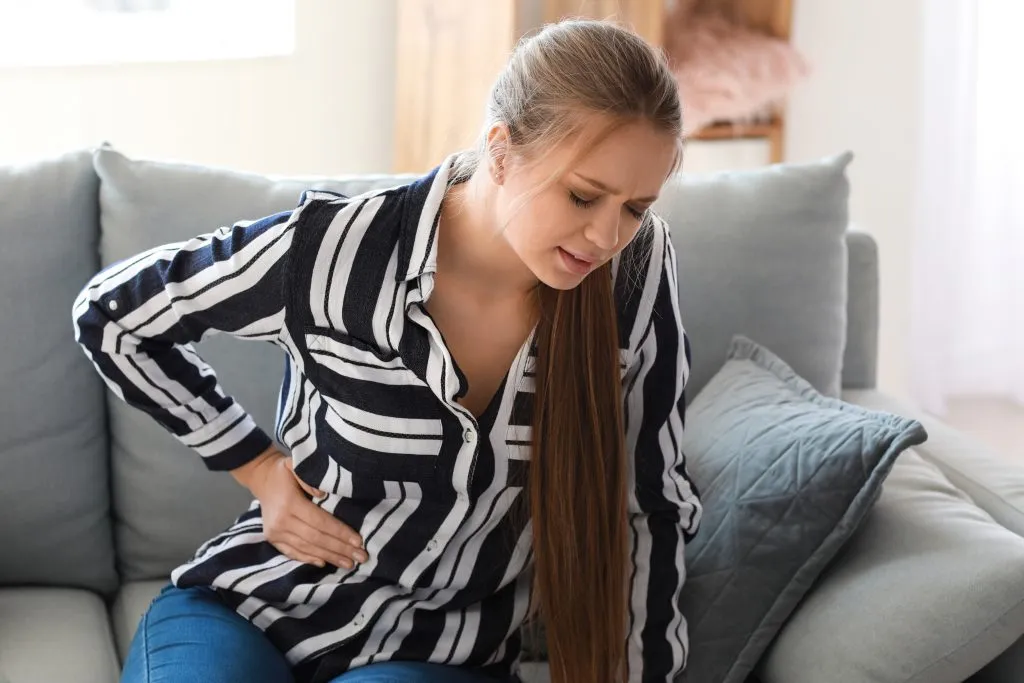 kobieta zaniepokojona bólem brzucha