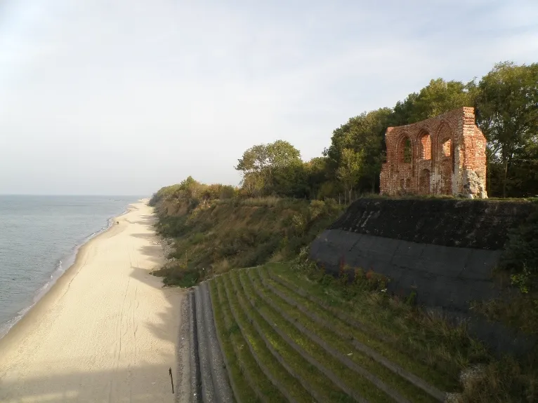 Ruiny kościoła na klifie Trzęsacz