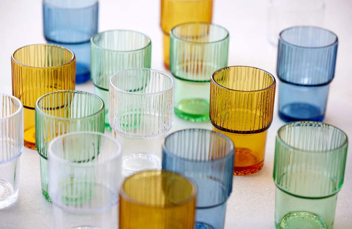 modne szklanki do napoj&oacute;w ryflowane kolorowe